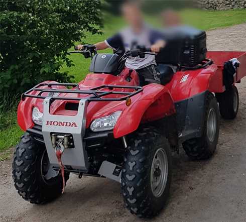 Röd fyrhjuling Honda TRX420 stulen i Veka nordost om Simlångsdalen